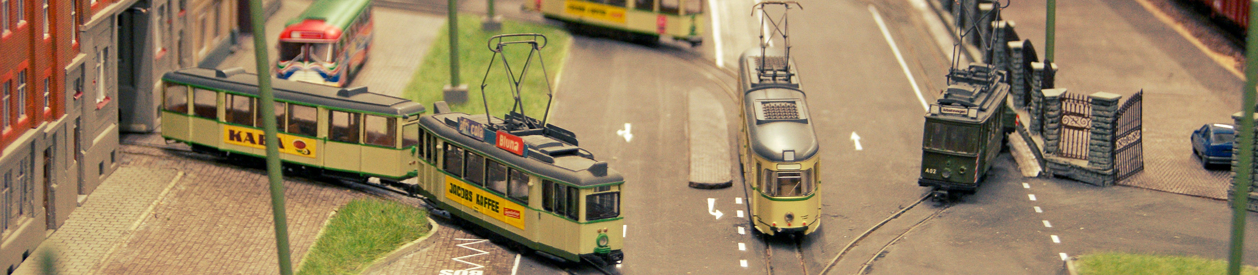 H0-Anlage – Straßenbahnen an der Kreuzung